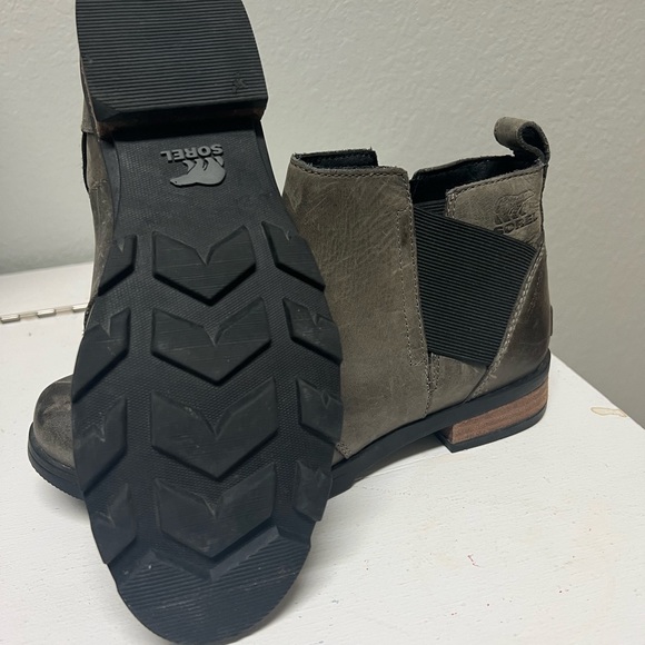 Sorel Emelie Chelsea boot- women’s size 7. Worn once- excellent condition. - Picture 5 of 8